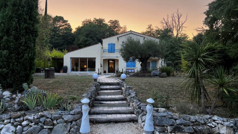 Vue de la maison de Salavas près de Vallon Pont d'Arc à louer